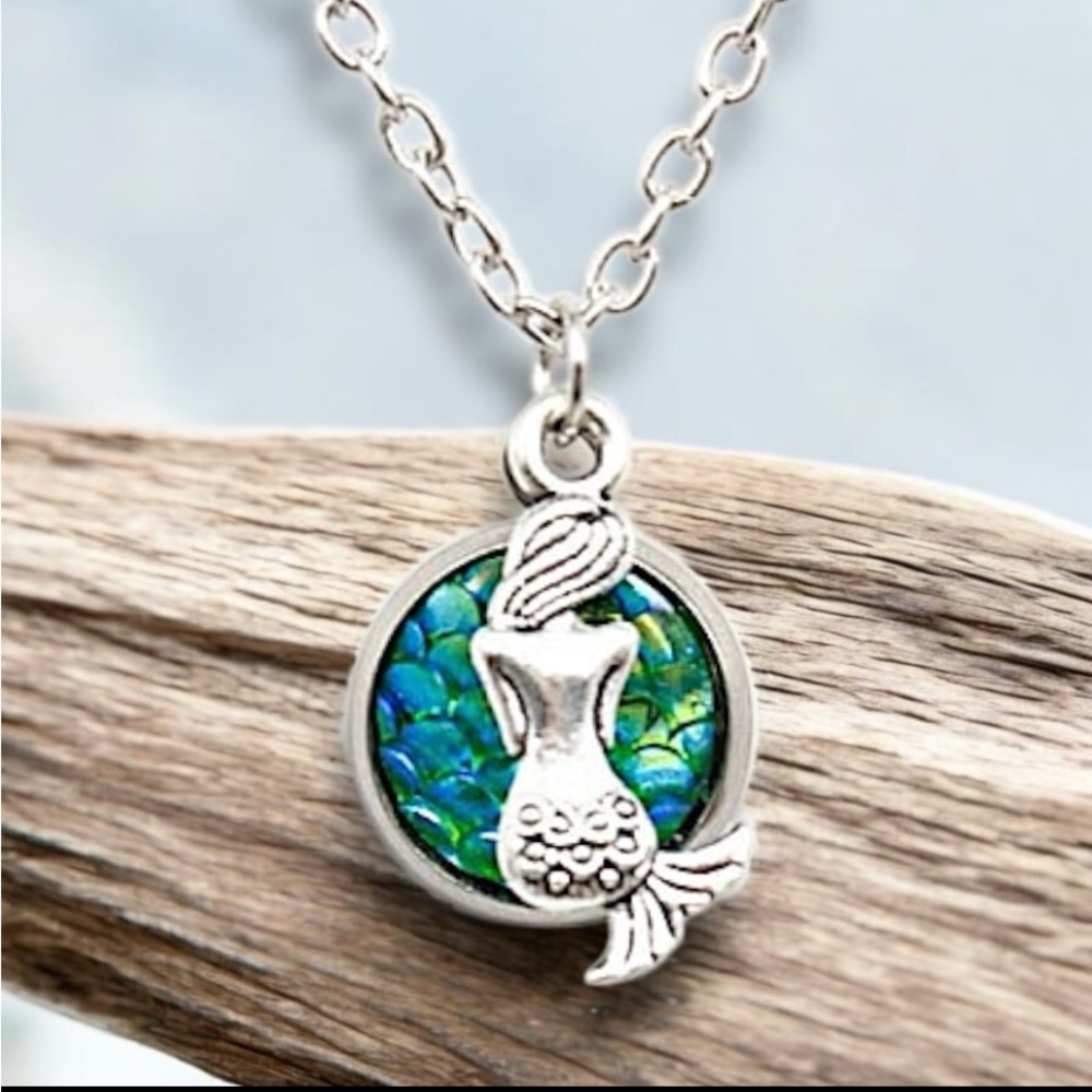 🆕 NEW Silver And Green Irredescent Mermaid Charm Necklace